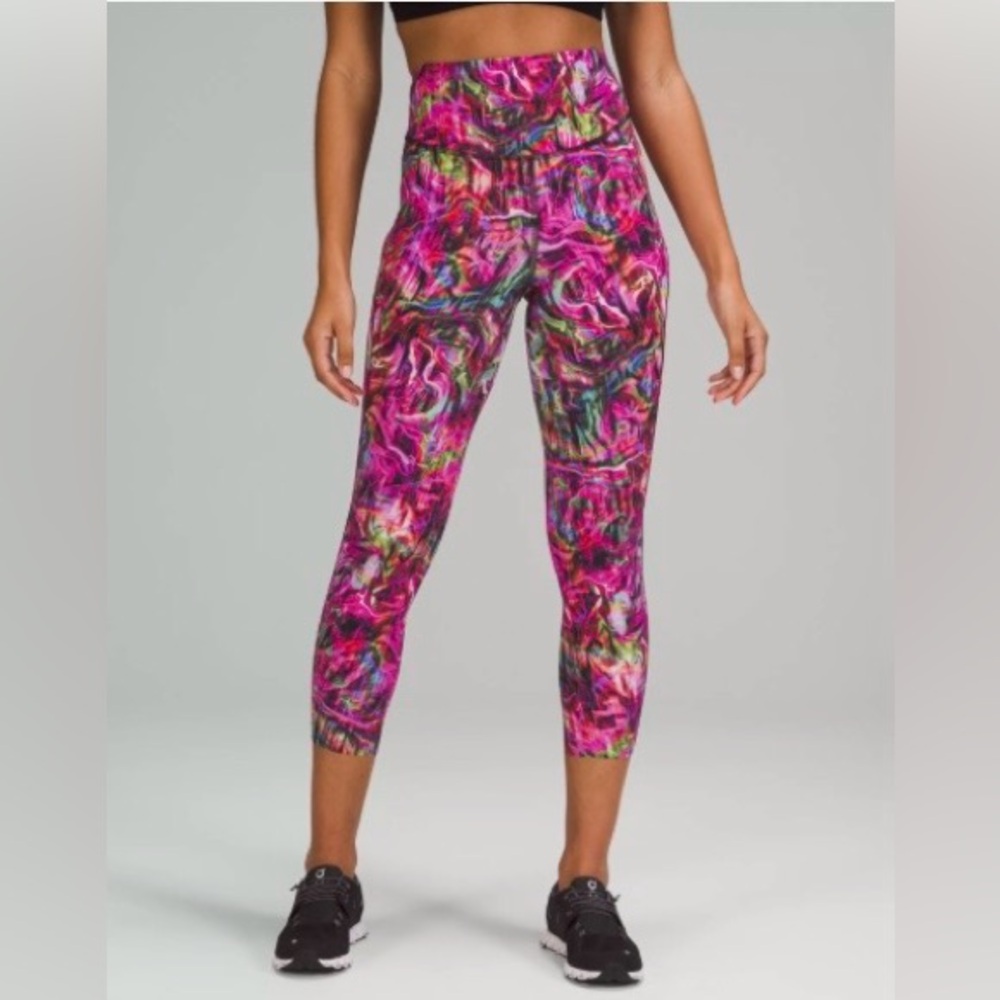 BASE PACE HIGH-RISE RUNNING TIGHT 25", size 4
Hyper Flow Pink Multi